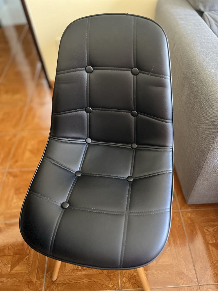 Mesa Preta com Cadeiras