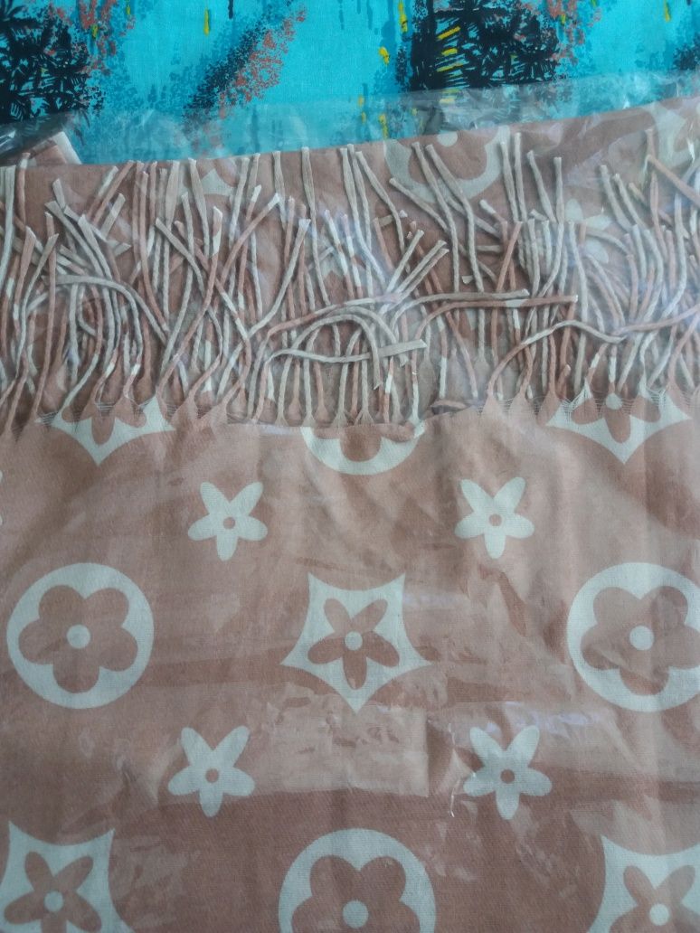 Продаються 2 жіночі шарфи