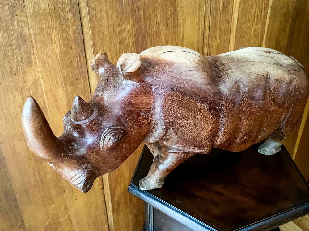 Ozdobny ręcznie rzeźbiony dekoracyjny nosorożec