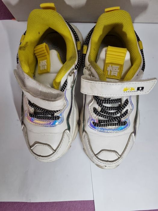 Дитячі кросівки білі