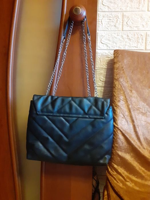 Сумка жіноча стьогана на замку