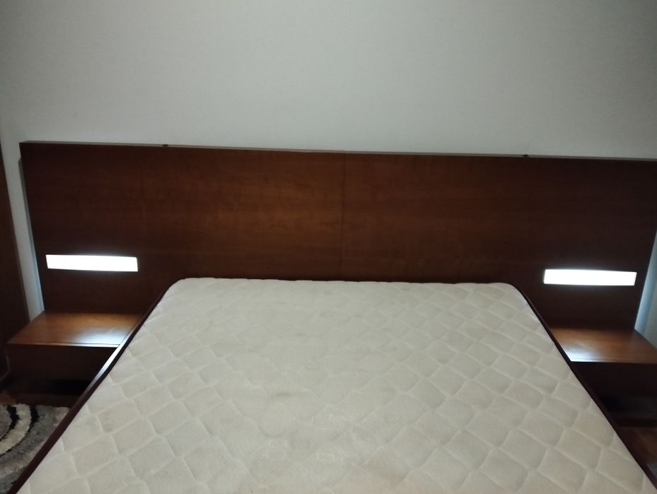 Vendo cama de casal sem colchão