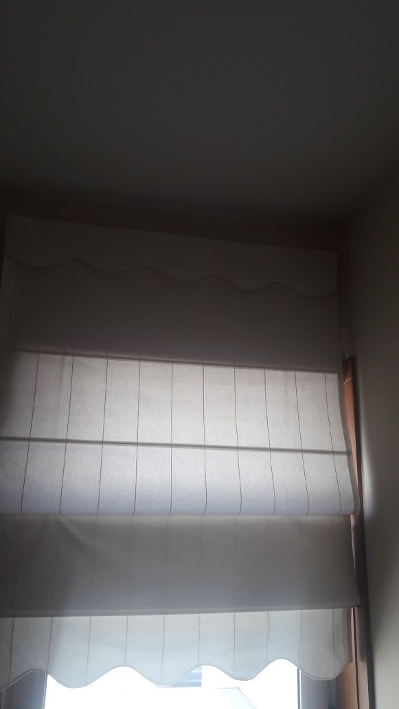 Cortinas em tecido, bom estado de conservação.