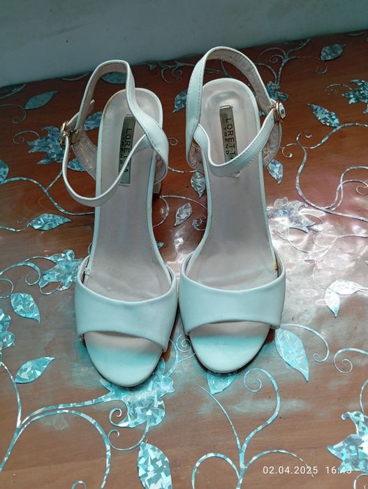 Шкіряні босоніжки