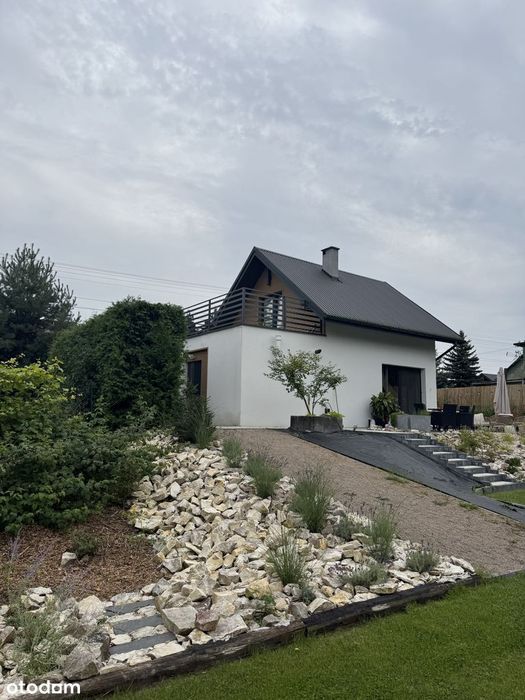 Przytulny dom z pięknym ogrodem - oaza spokoju w otoczeniu natury