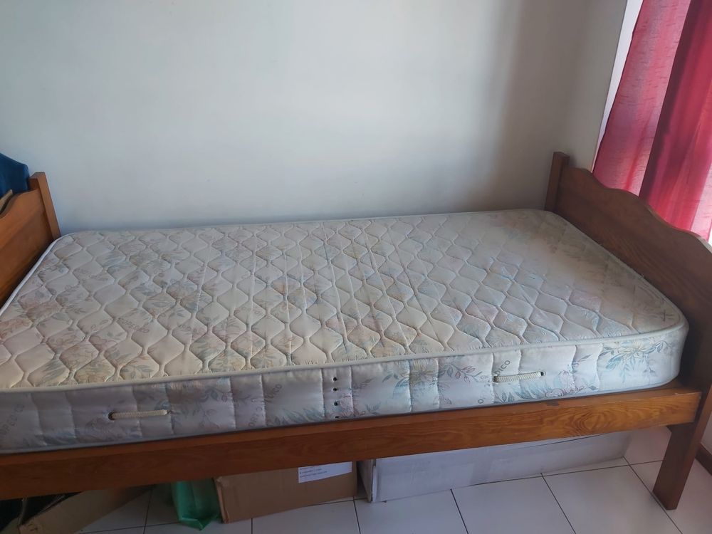 Cama de solteiro em bom estado