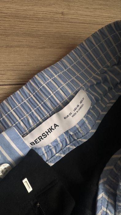 Чорні брюки палаццо Bershka