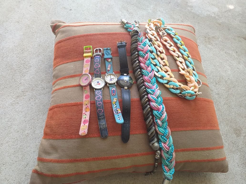 4 colares e 4 relógios marca  swatch