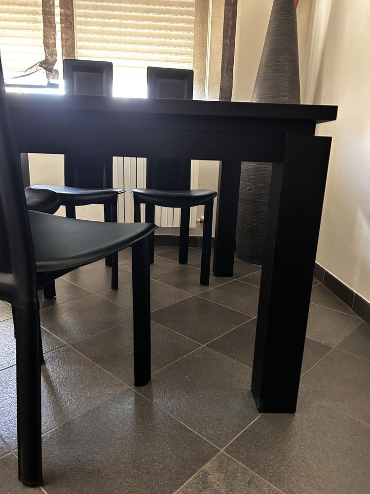 Mesa de Jantar e 4 Cadeiras