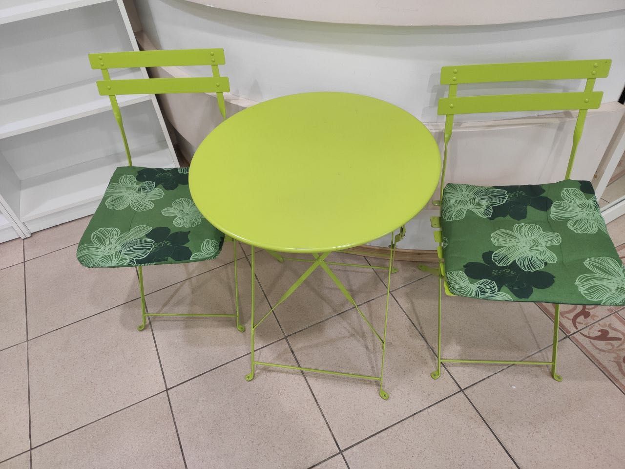 Складний стіл з двома стільцями