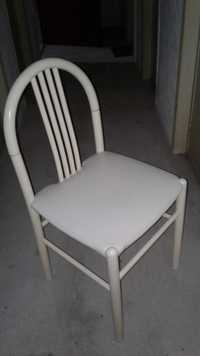 Cadeira branca grande em ferro