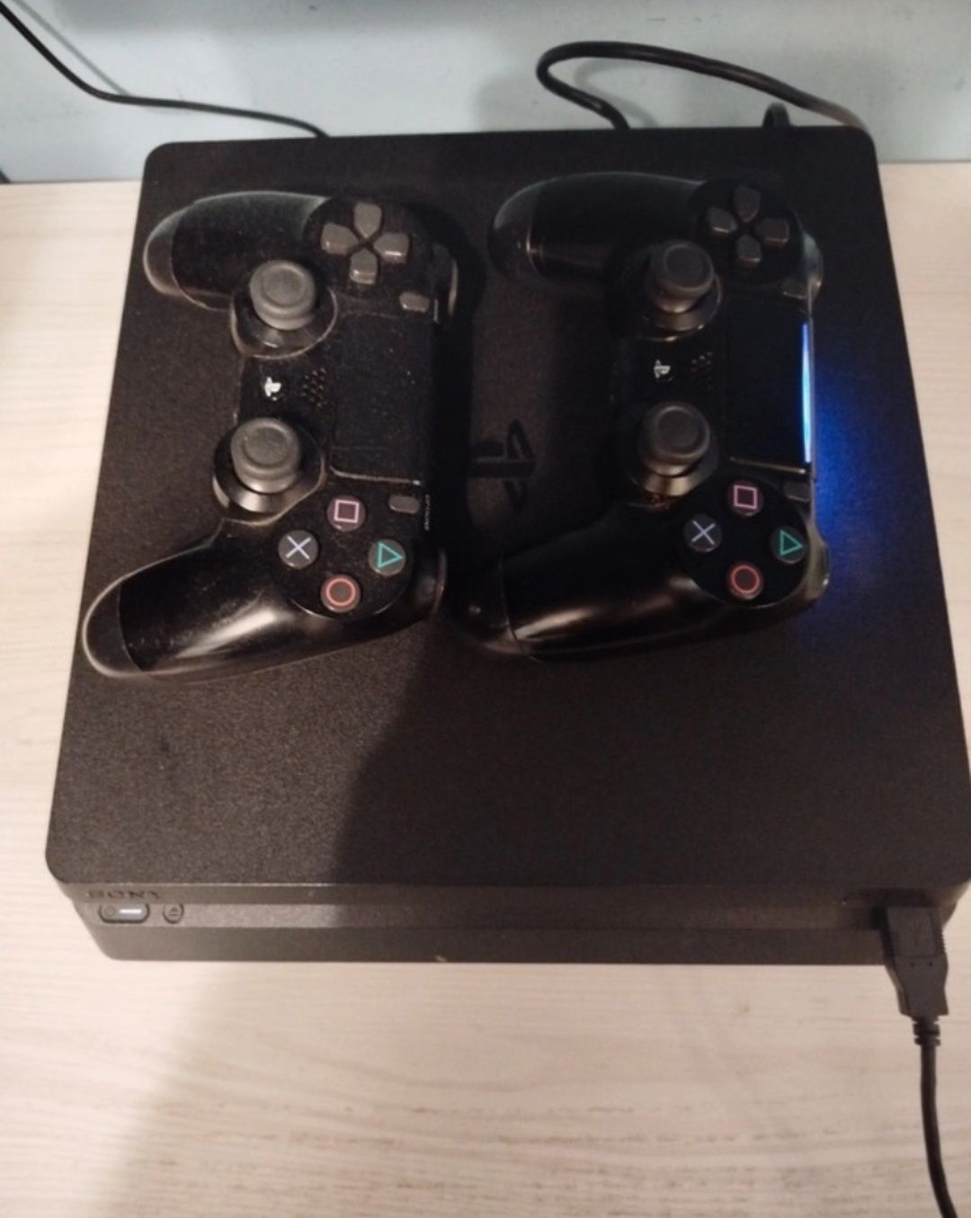 Ps4 slim 1TB + 2 comandos