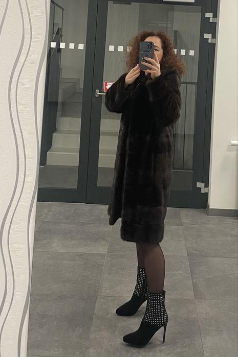 стильна та елегантна норкова шуба з капюшоном поперечна коричнева