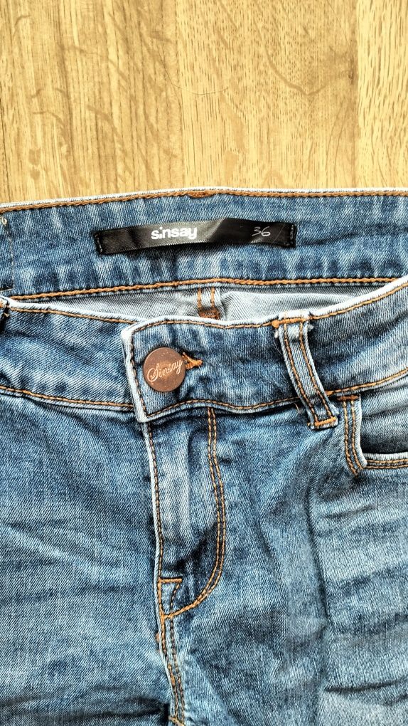 Spodnie dżinsowe Sinsay jeansy z przetarciami