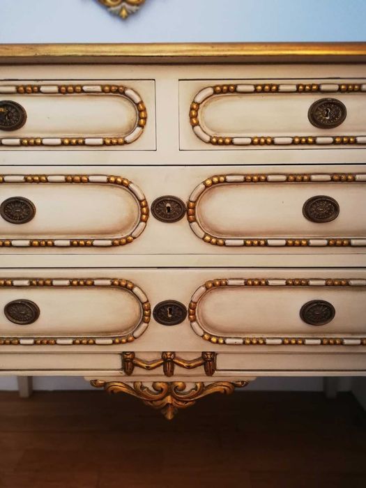 Cómoda de madeira estilo Louis XV