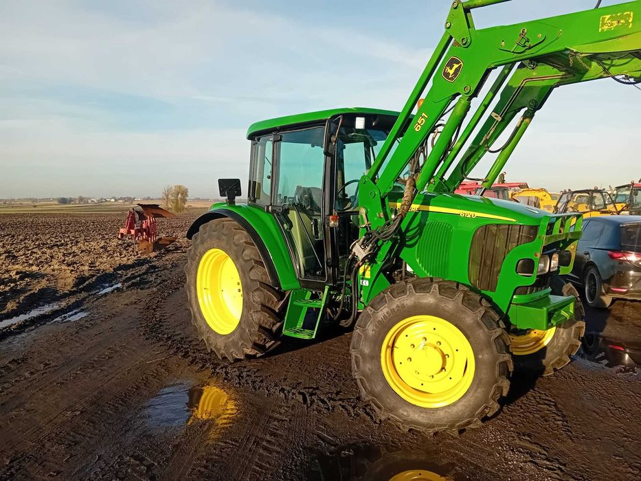 Ciągnik John Deere 6120 z turem