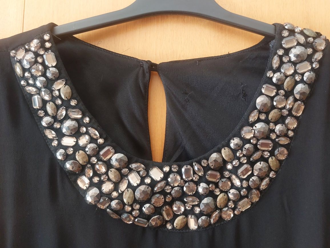 Vestido preto com aplicações
