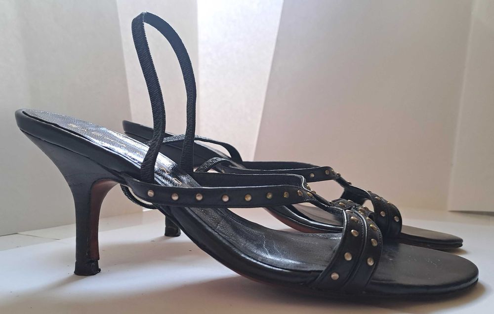 Sandálias em pele preta