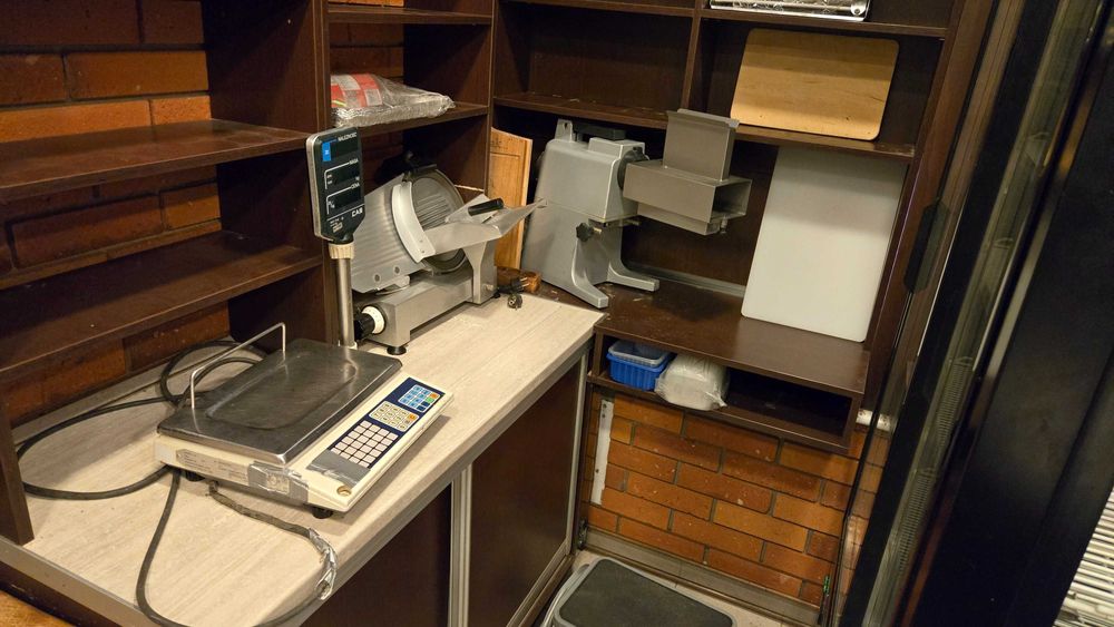 Wyposażenie sklepu mięsnego - chłodziarki, krajalnice, wagi, meble