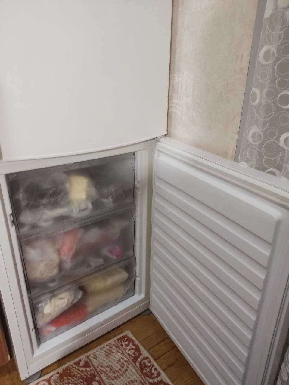 Холодильник Whirpool WBE3712A+W Вживаний