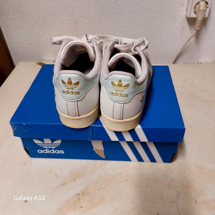 Adidas superstar riscas azul claro