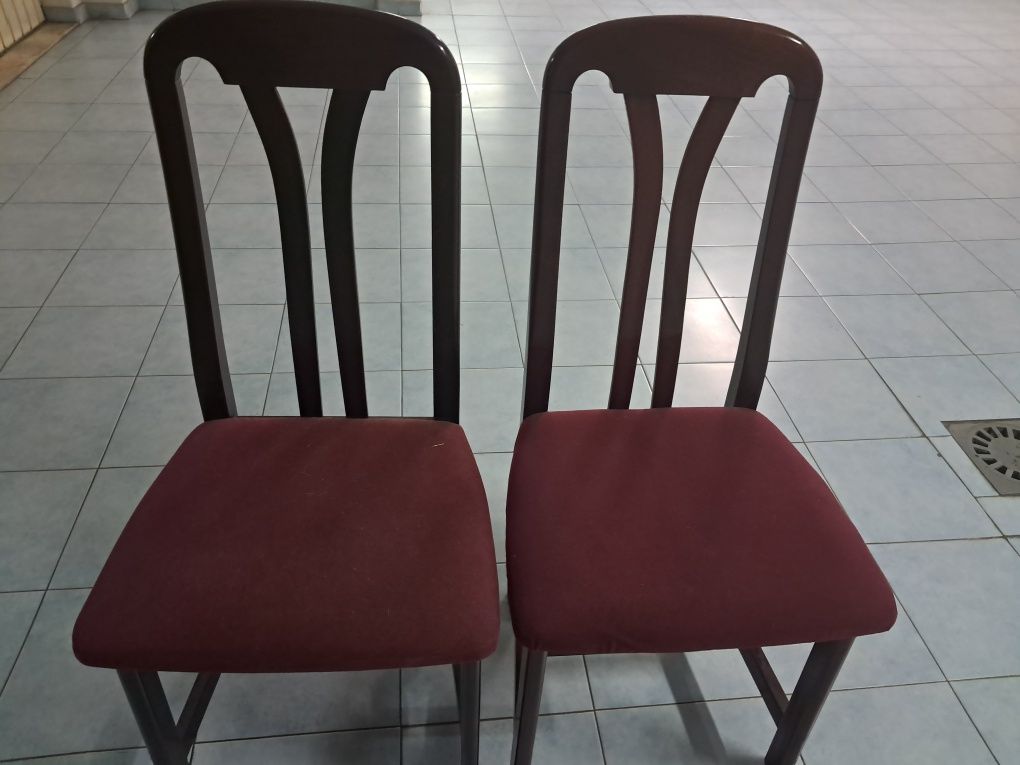 Cadeiras com tampo em veludo
