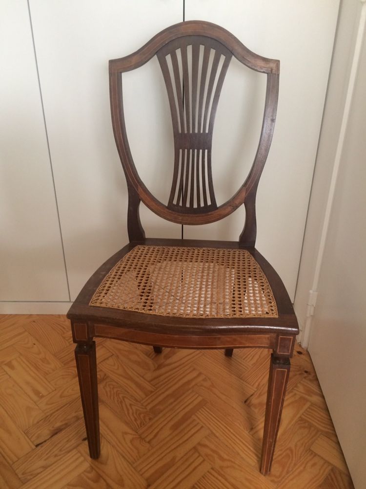 Cadeira antiga em madeira com palhinha restaurada