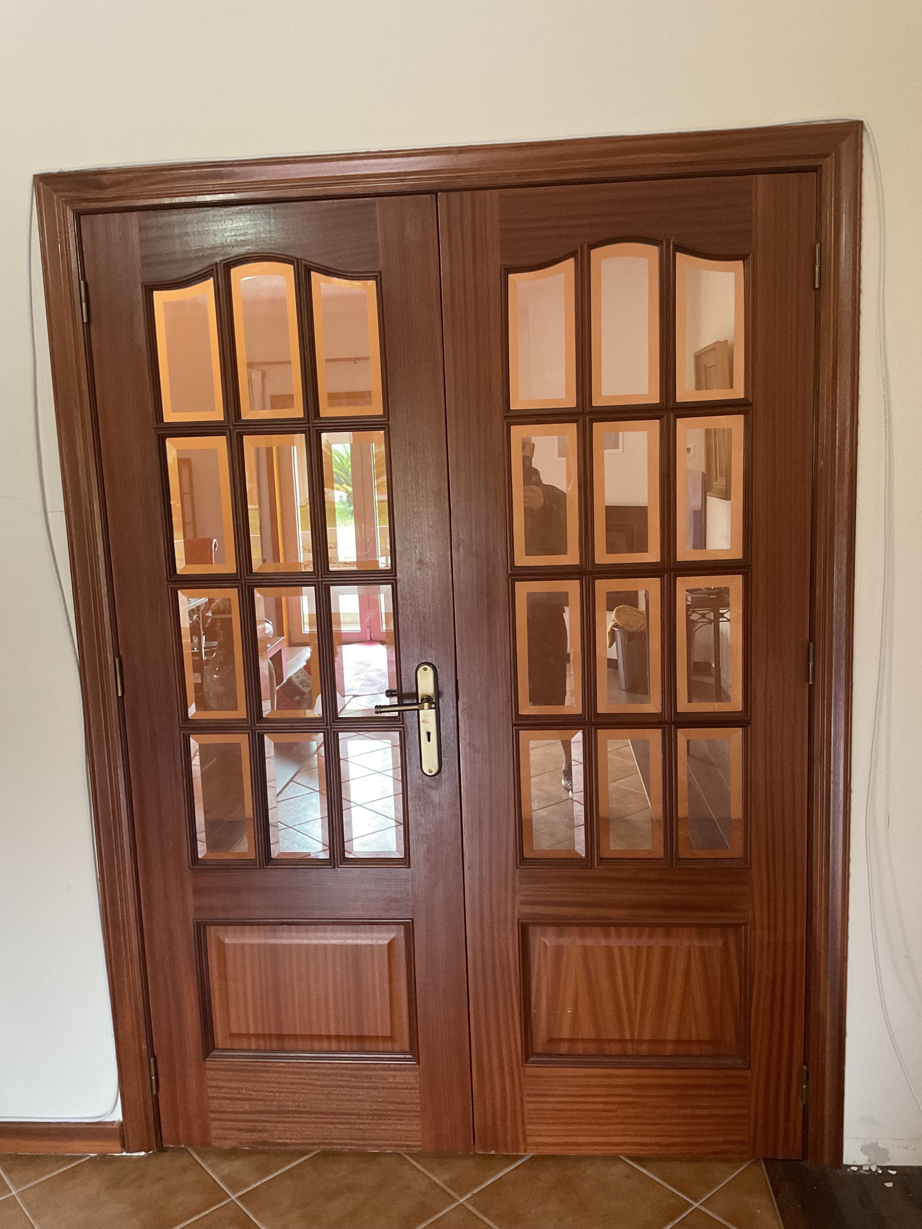 Porta dupla Mogno discrição abaixo