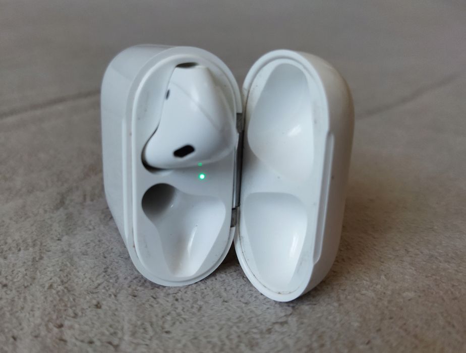 Apple iPhone 5 + Airpods 2 emc 2862 (кейс і лівий навушник)