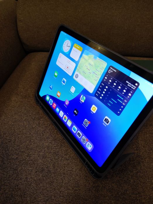 iPad 10 generacji z etui, 10.9", 2024 rok  64 GB pamięci plus szkło