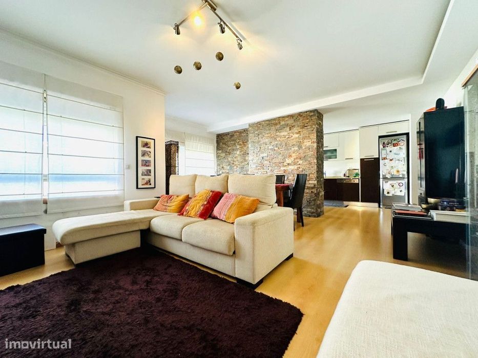 Apartamento T3 com garagem na zona da Quinta D.João, Rua do Brasil