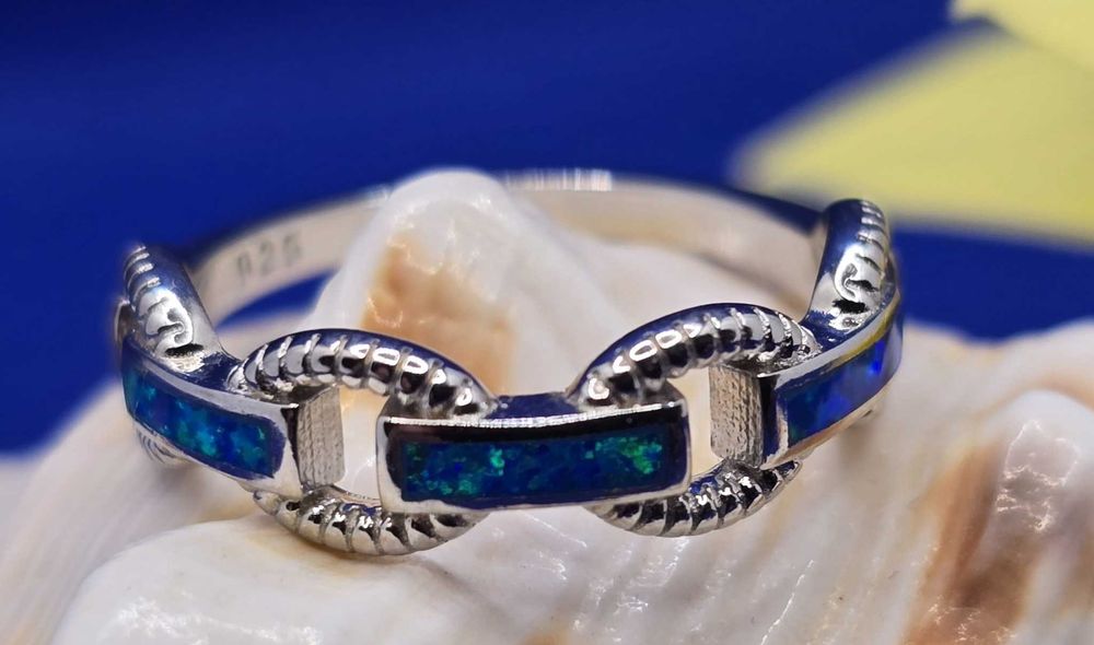 Srebrny Delikatny Pierścionek Z Niebieskim Opalem PR.925 2,82 g