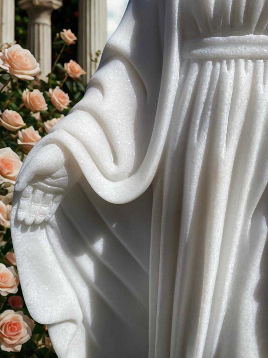 Figura Matki Boskiej na Komunię  piękny prezent z marmuru