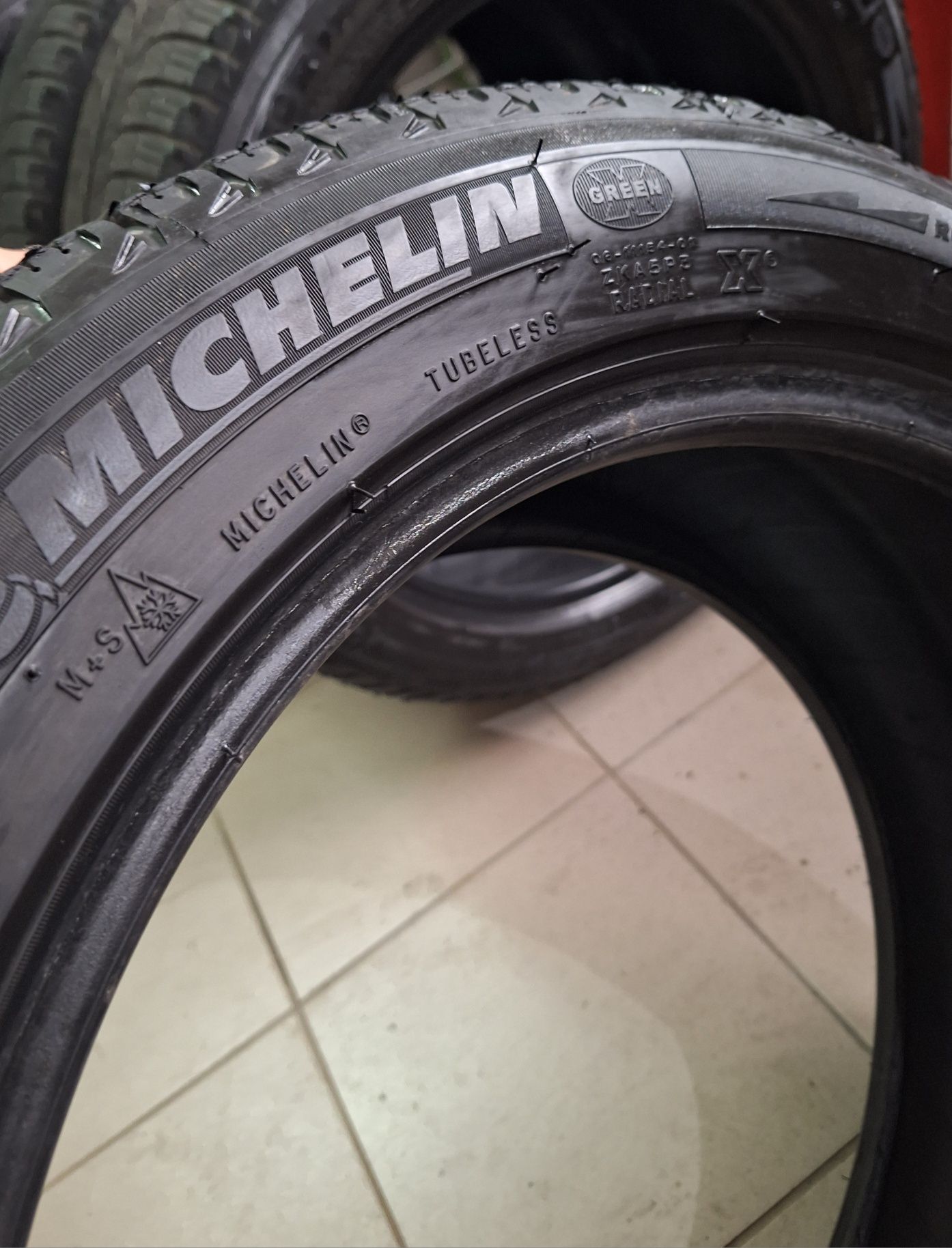 225 50 17, зима б/у 6мм,  Michelin