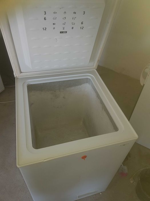 Mała turystyczna zamrażarka skrzyniowa klapowa otwierana odgóry kamper