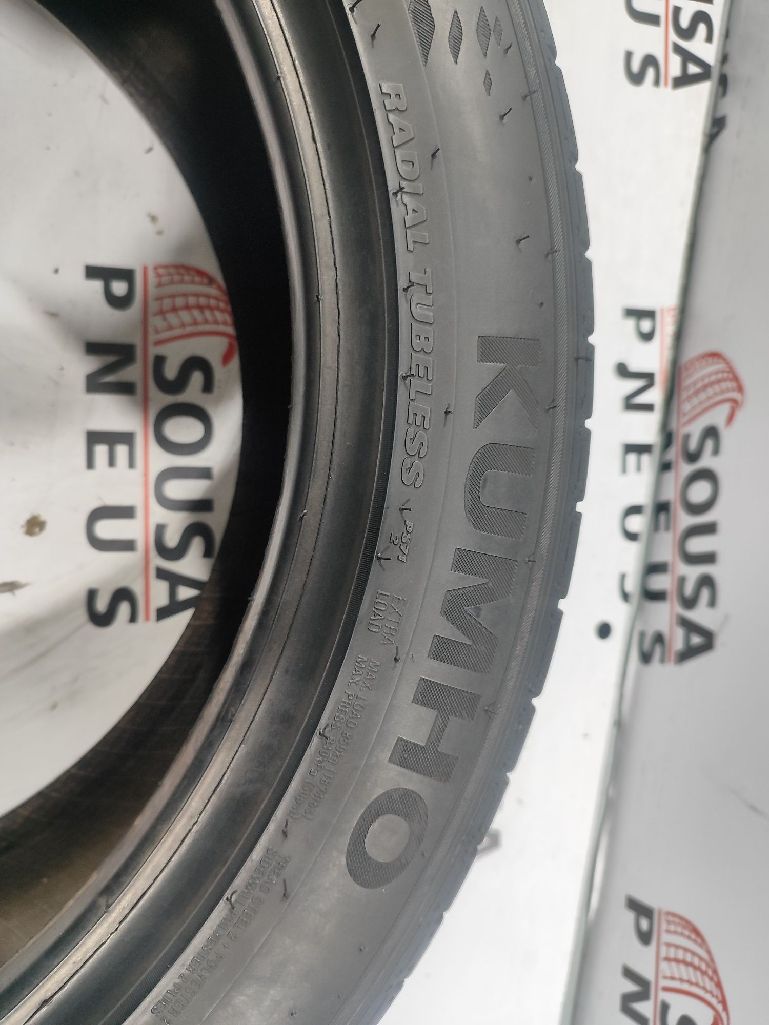 2 pneus semi novos 245-45R19 kumho RFT - Oferta dos Portes
