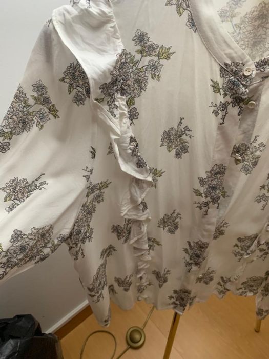 Blusa em tecido algodao. Com folhos a frante e atras.