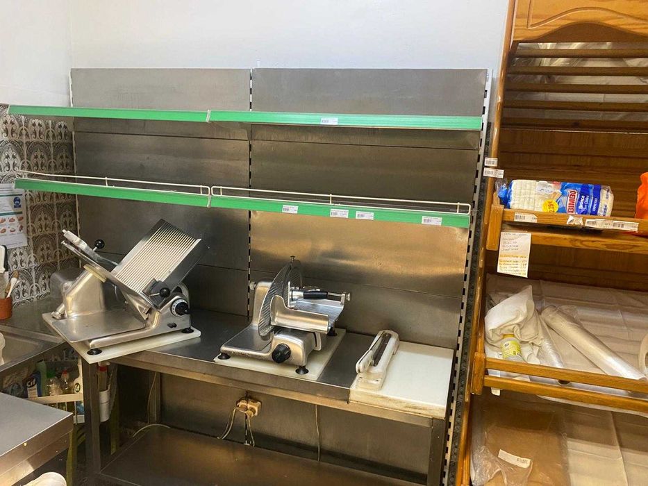 Bancada e prateleiras em Inox com faca de bacalhau