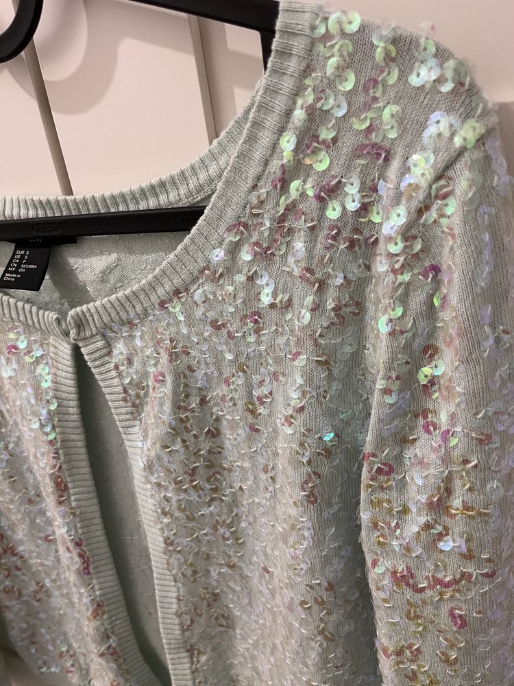H&M seledynowy błyszczący sweterek obszyty cekinami r. S