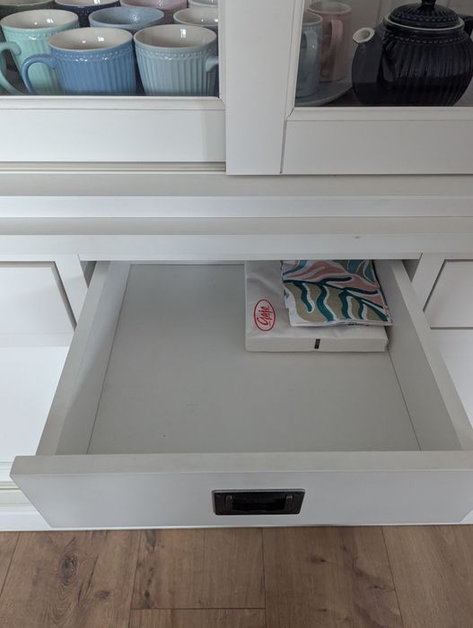 Biała witryna, lite drewno,