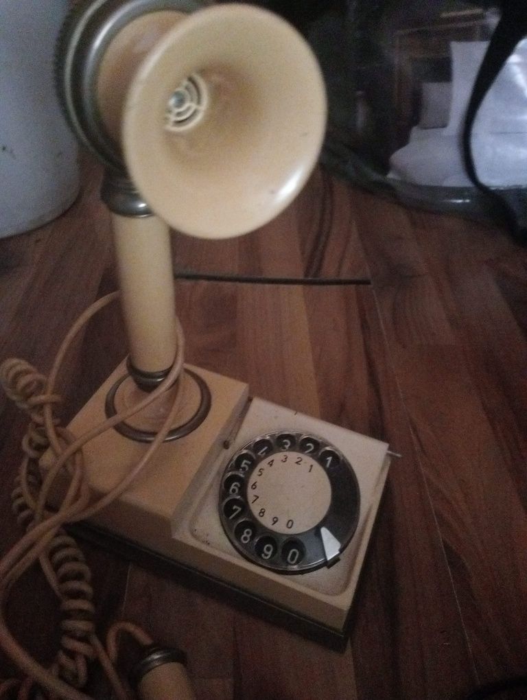 Dwa aparaty telefoniczne