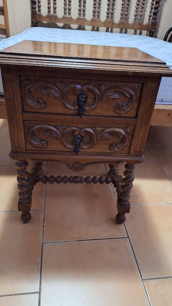 Cama de casal antigo
