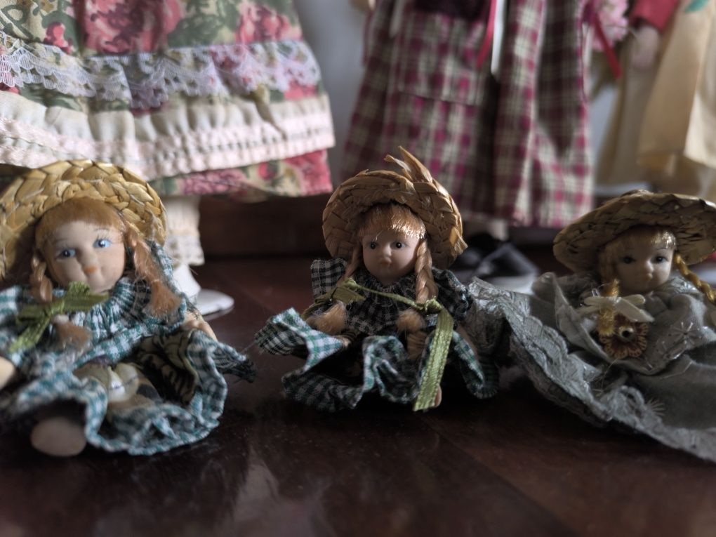 Bonecas antigas com 40 cm, com cara e mãos de porcelana, com suporte
