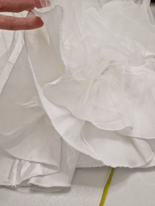 Biała sukienka tiulowa z koronką elegancka