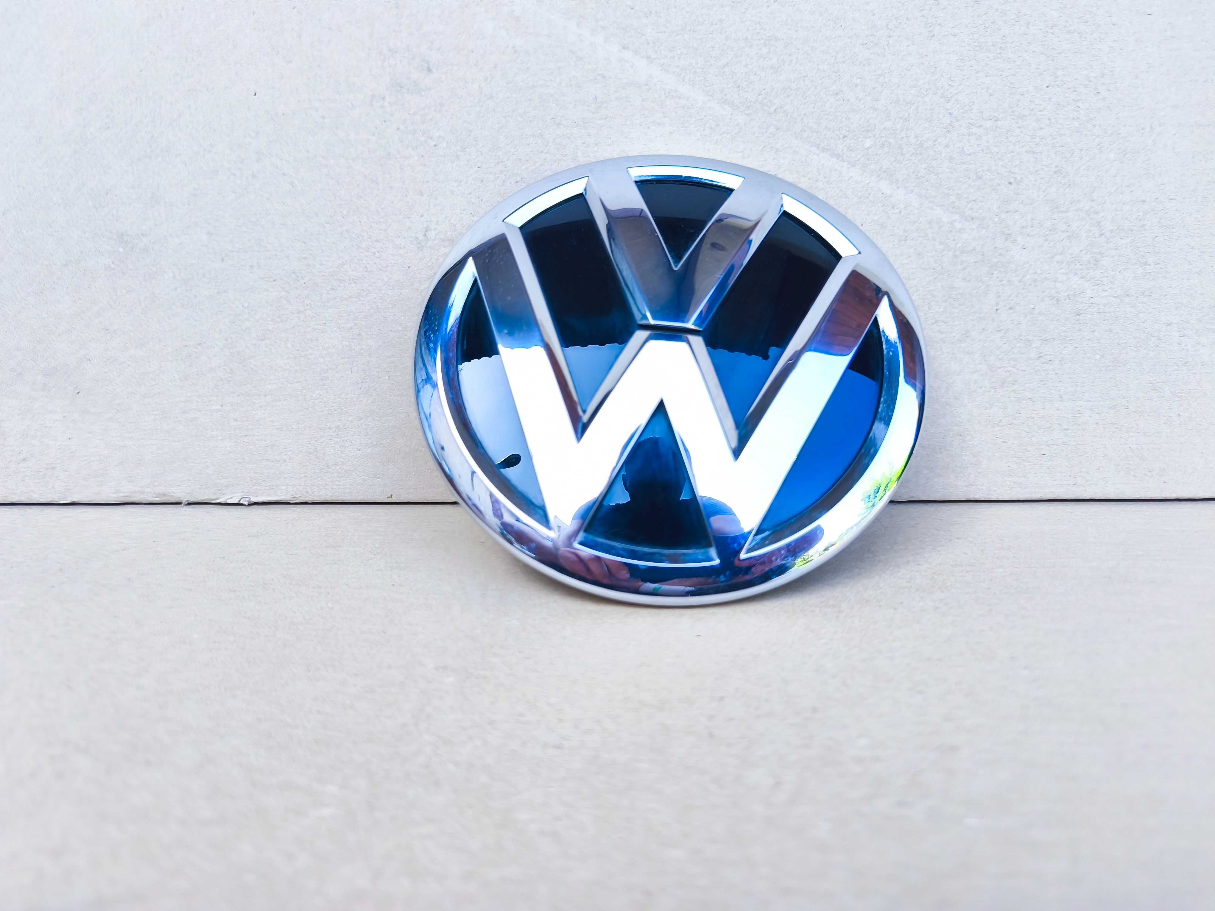 VW Touareg II 7P6 emblemat znaczek grill atrapa logo 7P6.853.601D