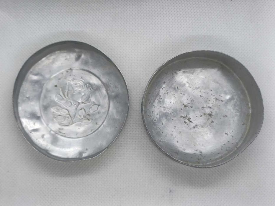 Caixinha de pó antiga em alumínio