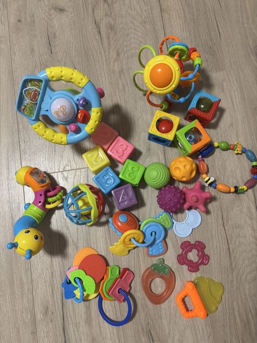 Іграшки для найменших, кубики, мʼячики, гризунці, руль