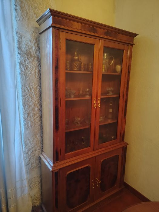 Sala de jantar mesa cadeiras e móvel para copos