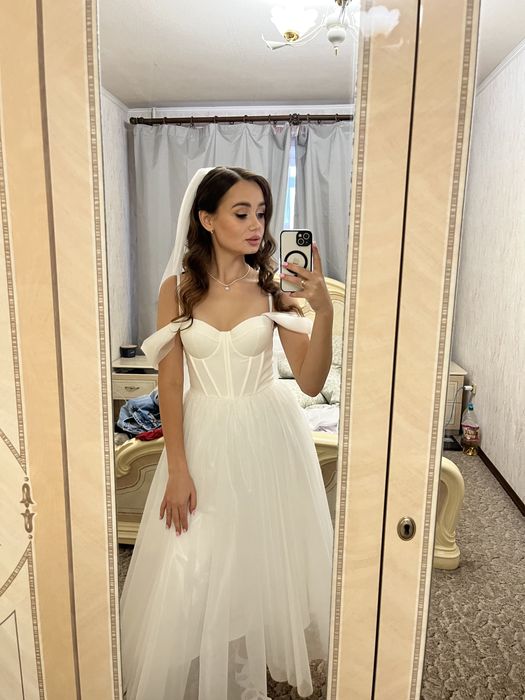 Біла корсетна сукня