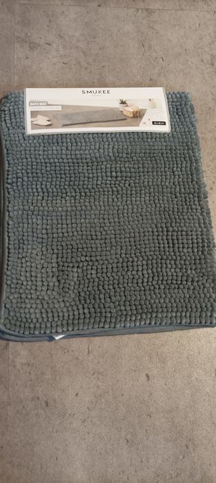 Szary dywanik łazienkowy marki Smukee
